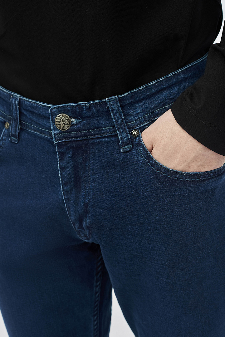 Однотонные синие зауженные джинсы