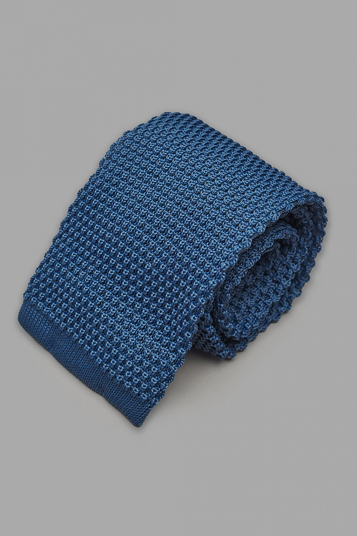 Голубой вязаный галстук