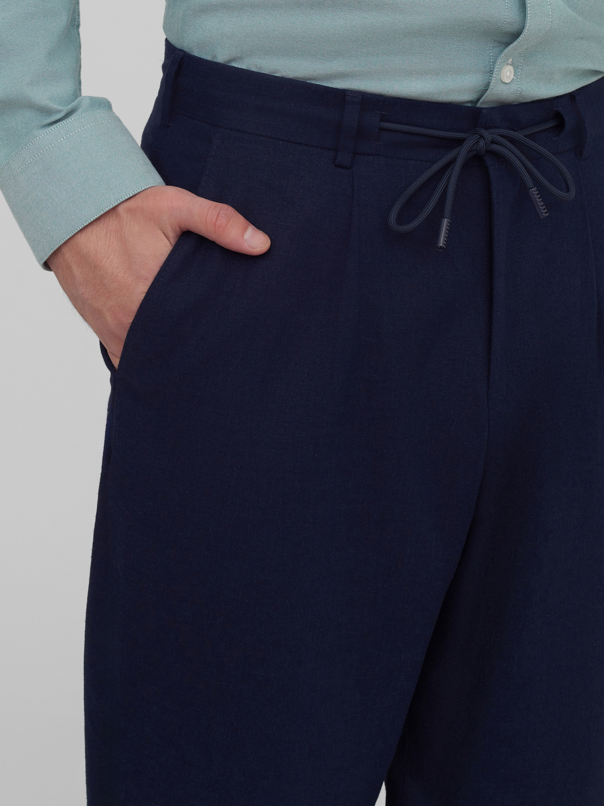 Костюмные брюки из хлопка и льна Regular Fit