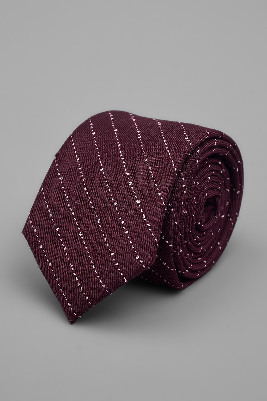 Бордовый галстук в полоску