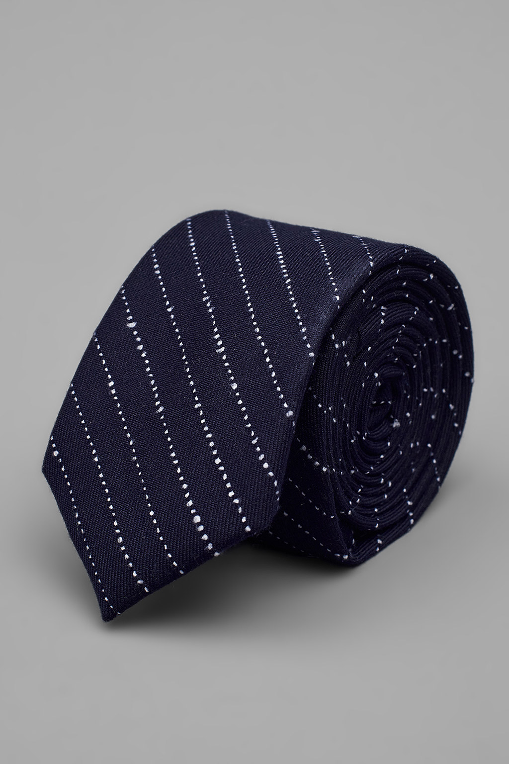 Темно-синий галстук в полоску