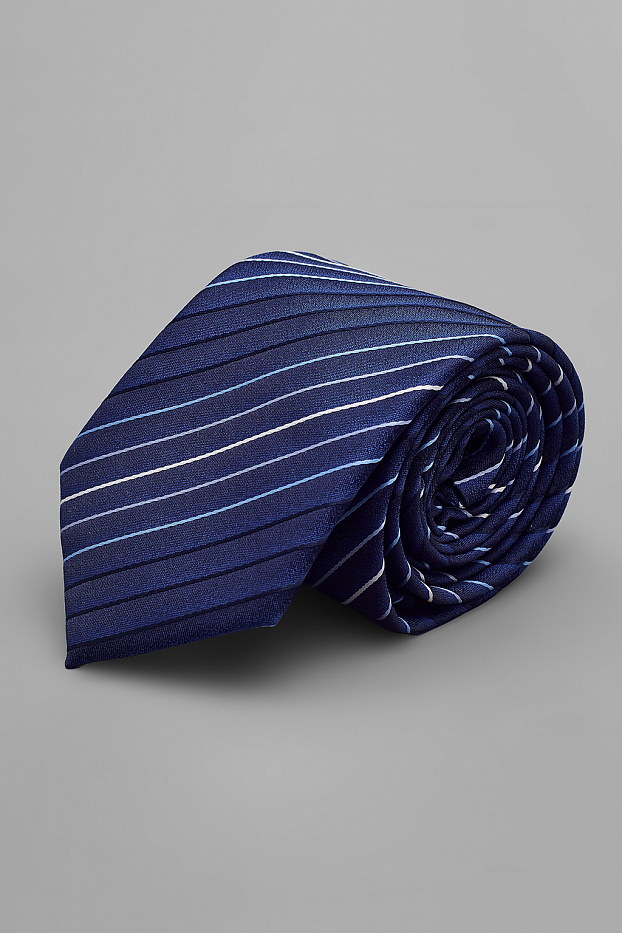Синий галстук в полоску