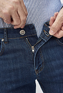 Темно-синие джинсы из облегченной ткани
